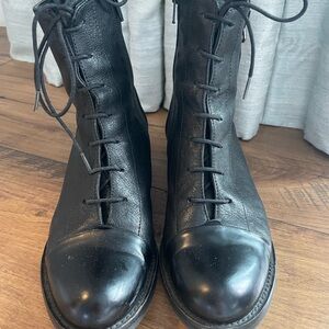 La Canadienne black leather booties with a zipper
